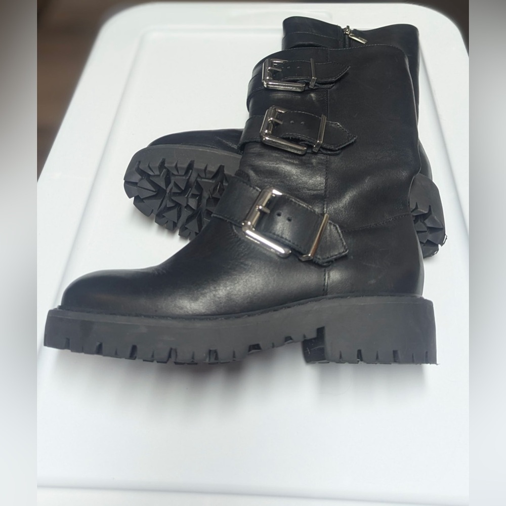 Schutz NWOT Leather Boots sz 6 Black